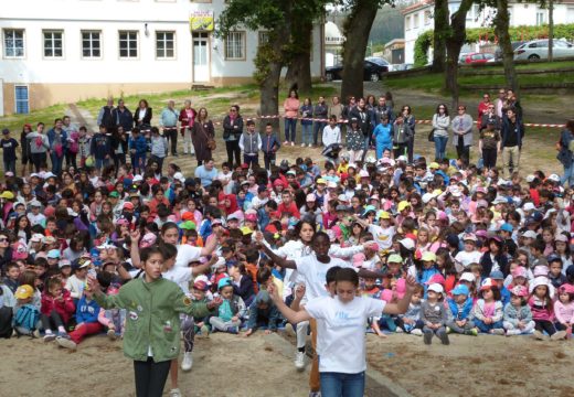 Uns 650 nenos e nenas de Brión homenaxean a María Victoria Moreno na Festa das Letras celebrada na Carballeira de Santa Minia